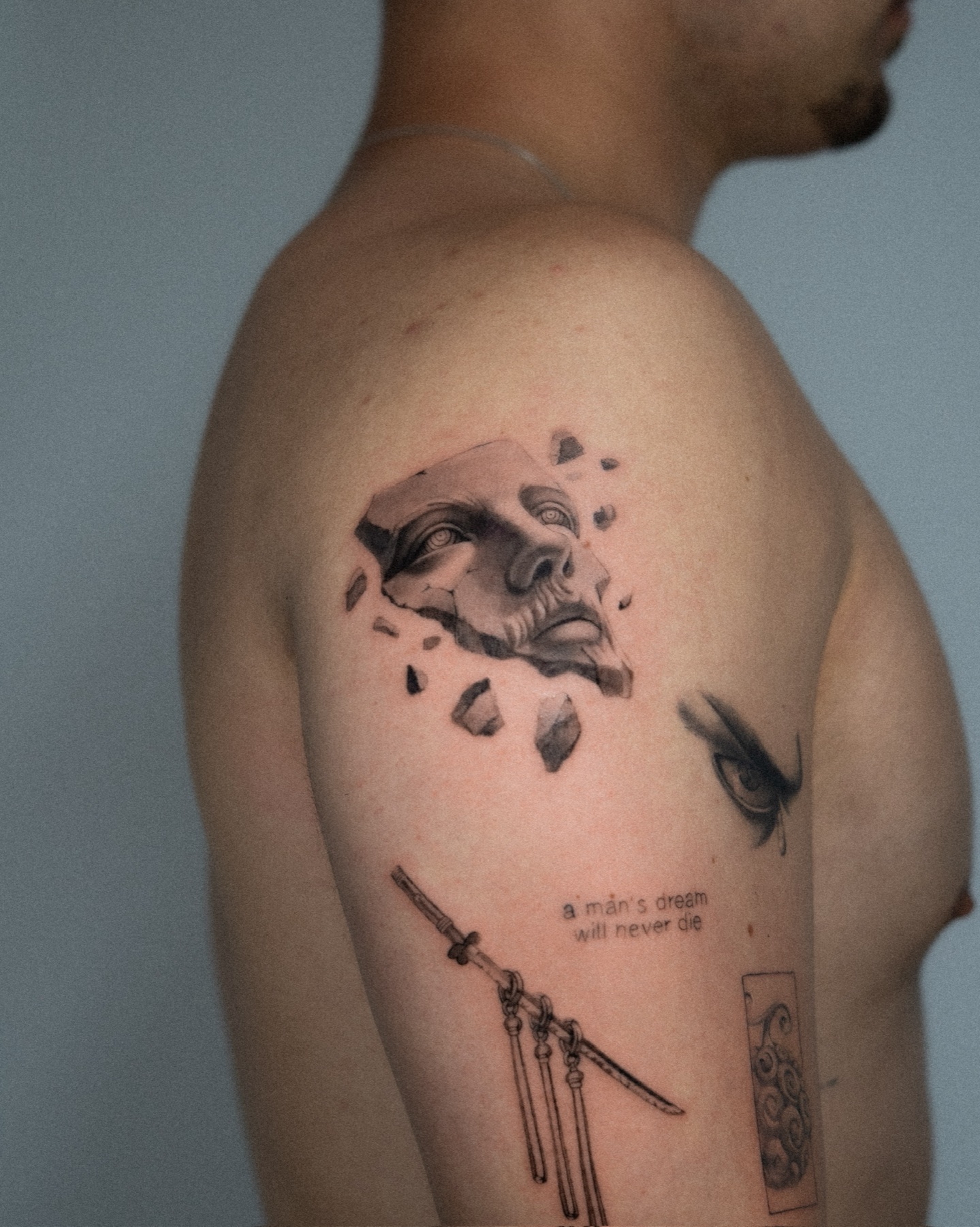 tatuaje fine line de microrealismo conceptual por Maflex
