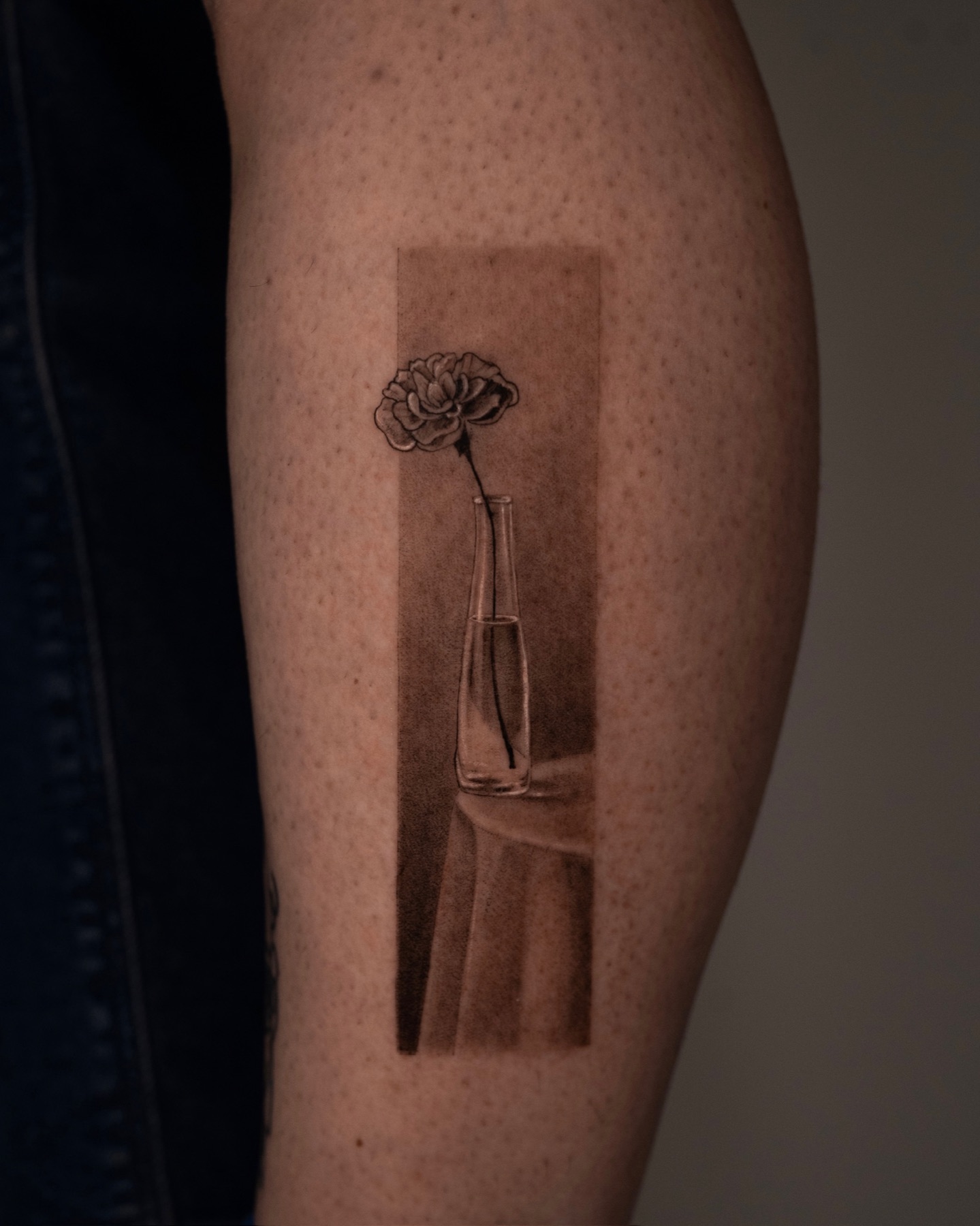 tatuaje fine line de microrealismo conceptual por Maflex